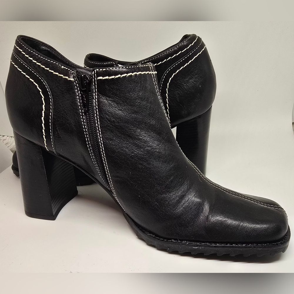 Liz Claiborne Leather Black Ankle Booties with White Stitching 8.5 - Picture 4 of 8
